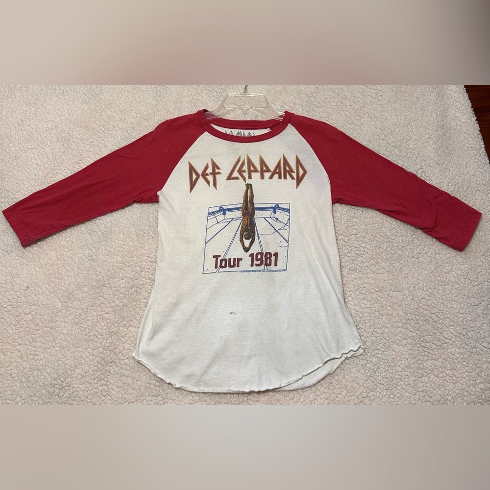 Remake of 1981 Def Leppard Tour Raglan or baseball style t Shirt size M kids